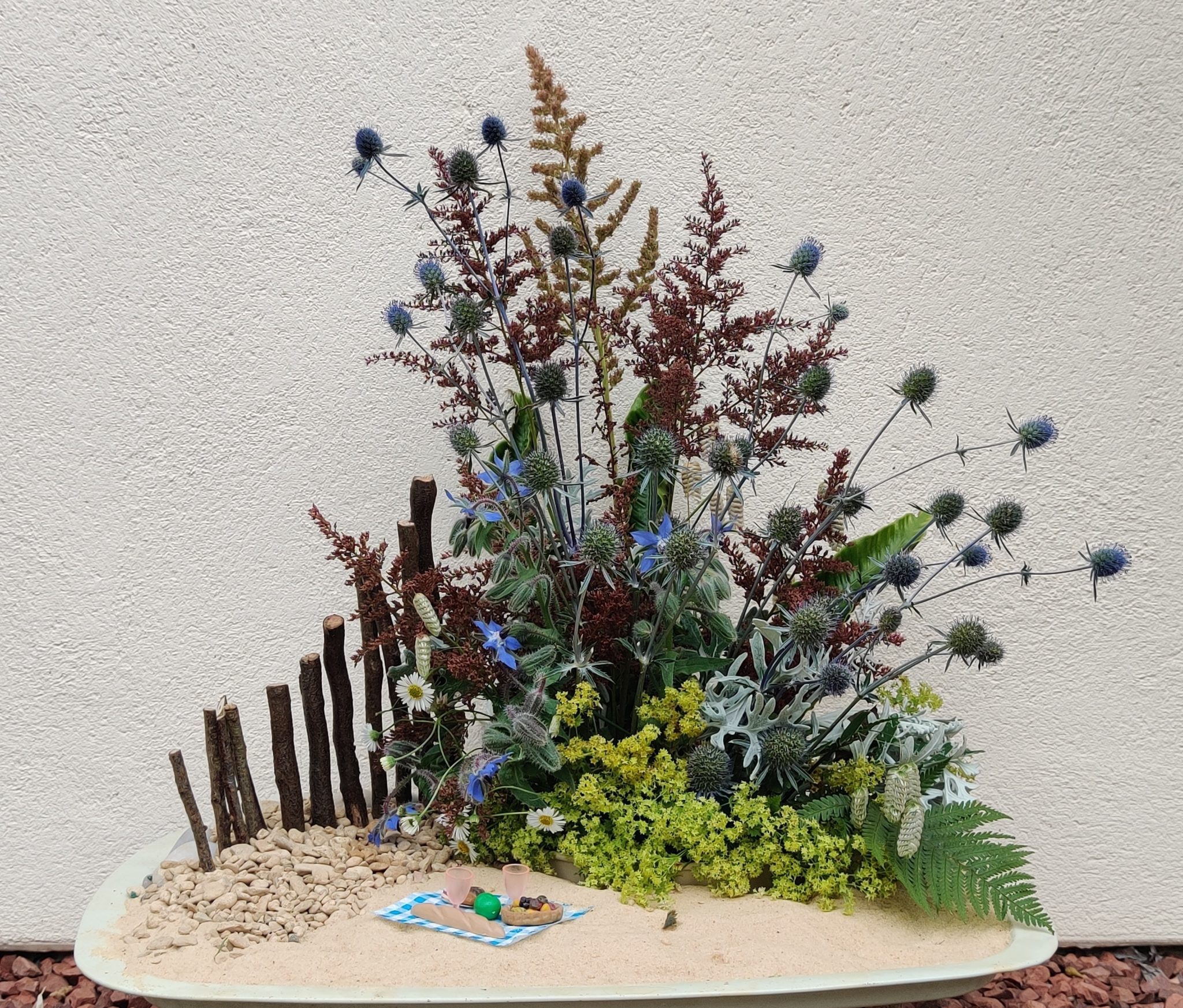 1st in Area comp
Joint 2nd in National comp
 Madeleine Havell Gillingham Flower Club
A Picnic on the Beach